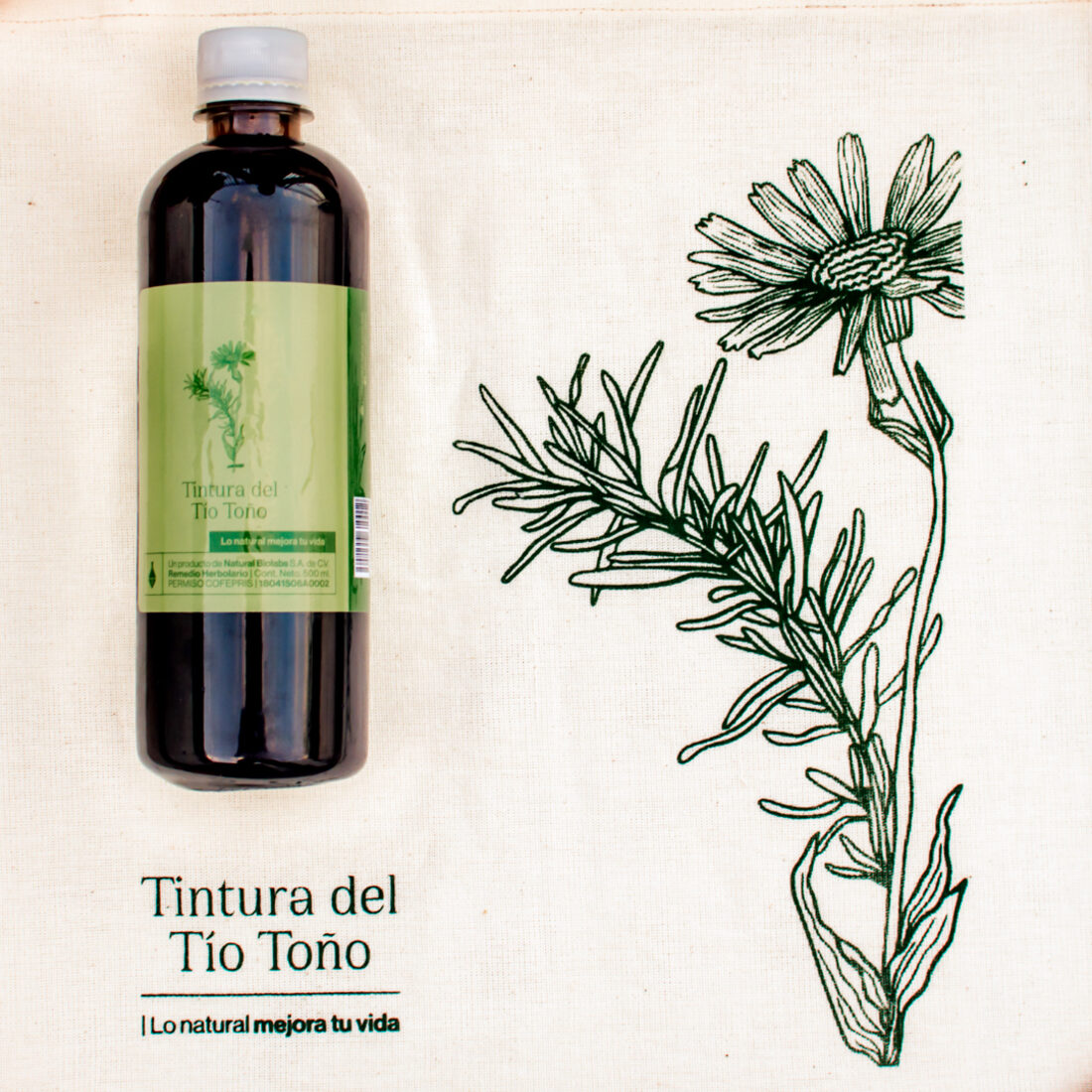 Tintura del Tío Toño junto al bordado botánico de la marca